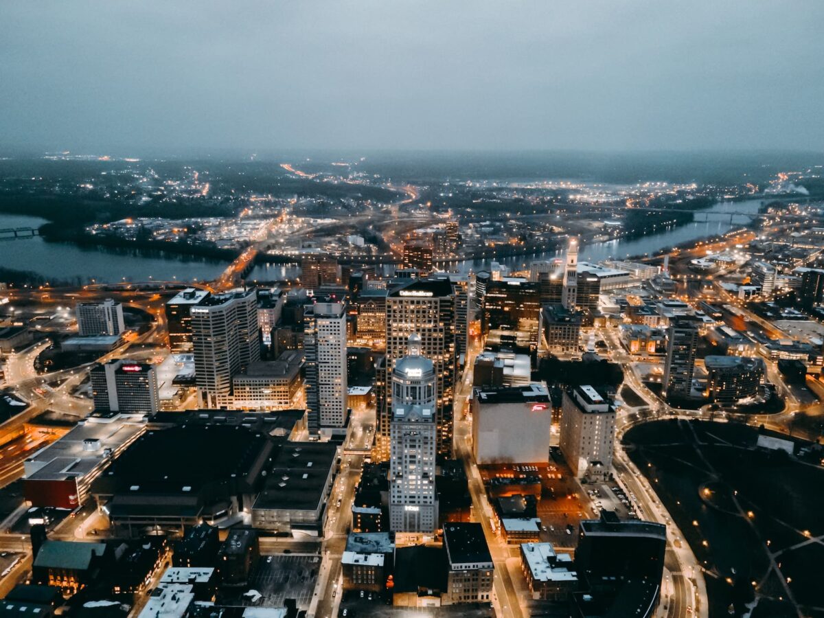 picture depicting roads, traffic, and bulidings in hartford, connecticut