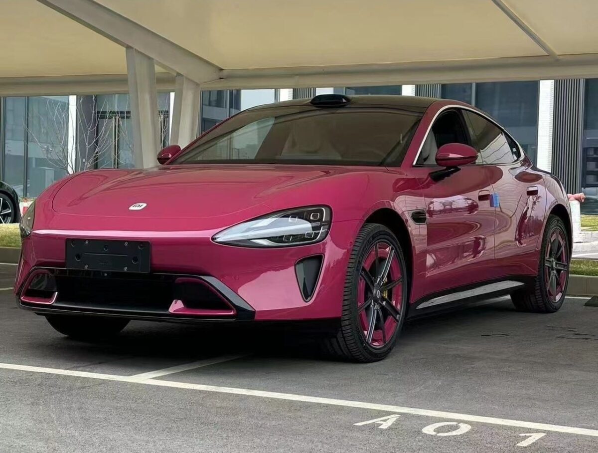 Xiaomi SU7 est joli en rose car il gagne la 10ème couleur de peinture officielle