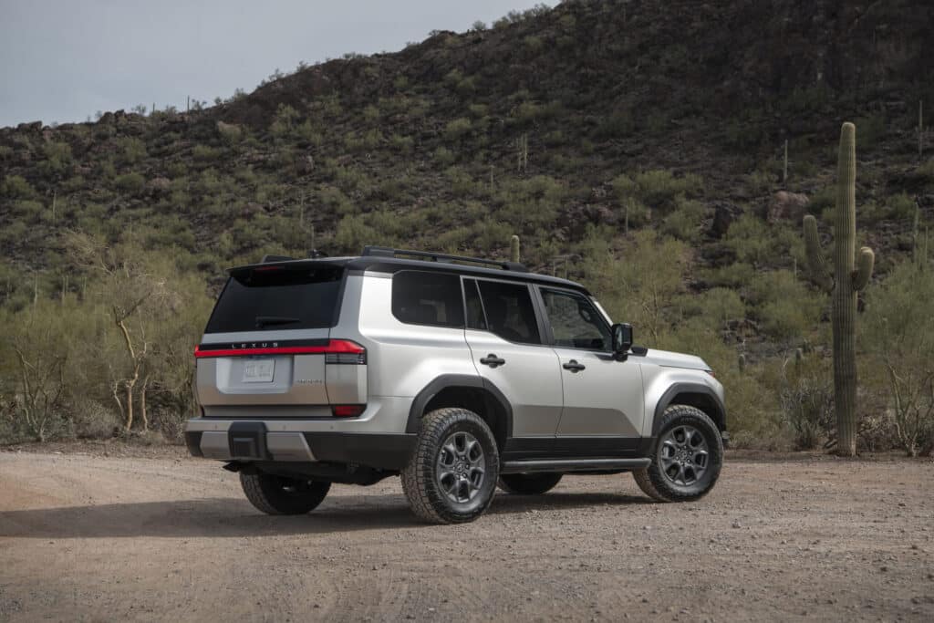 Aperçu du Lexus GX 2025 : V6 puissant, capacité de chargement, nouvelles suspensions relevables et accessoires. PDSF de départ par niveau de finition