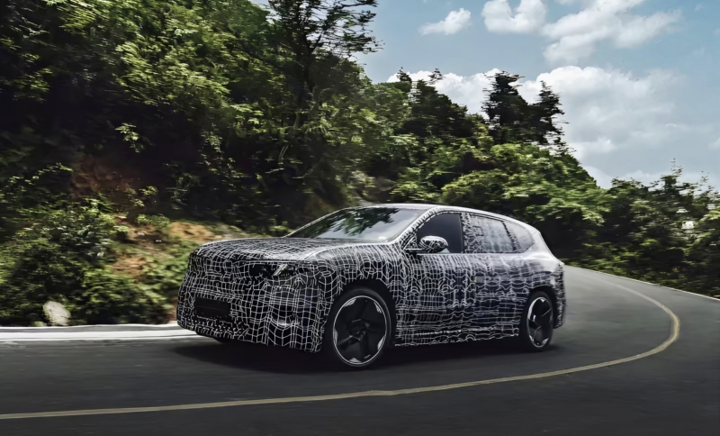 BMW iX3 de nouvelle génération avec empattement allongé, exclusif à la Chine, qui sera lancé en 2026