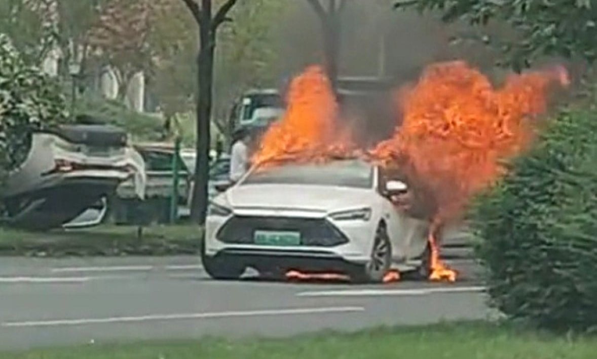 BYD Qin Plus DM-i détruit après un accident impliquant trois voitures à Chengdu, enquête en cours