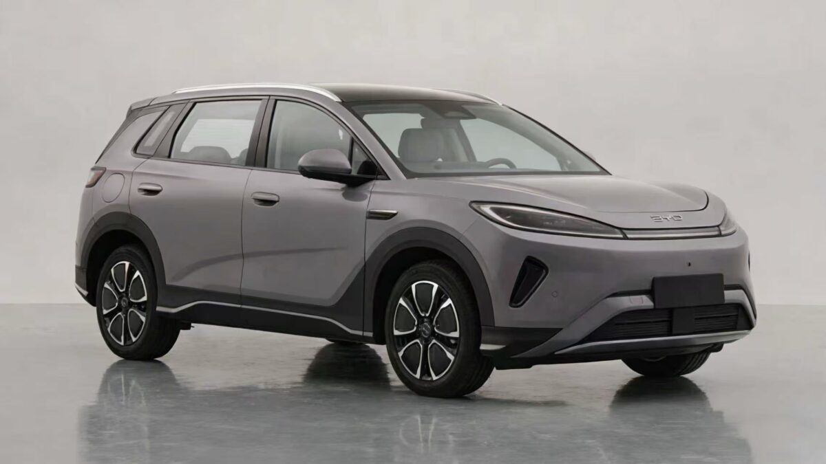 BYD Sealion 05 PHEV exposé avec une batterie de 26,6 kWh, une autonomie électrique de 155 km et un empattement plus long