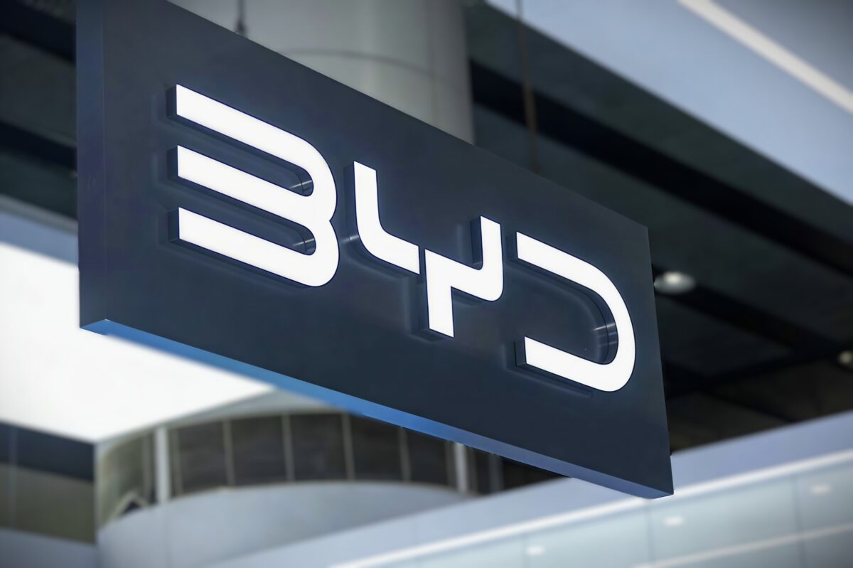BYD annonce une baisse des ventes de 5,25 % en novembre, le président répond avec de nouveaux projets technologiques