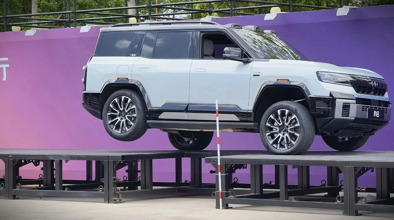 BYD et Huawei présentent des systèmes de conduite à trois roues dans la guerre technologique des SUV en Chine