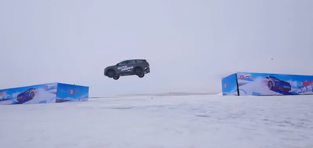 Changan CS75 Plus a établi le record du monde Guinness de la plus longue distance de saut sur rampe de glace : 20,9 mètres sous -30 ℃