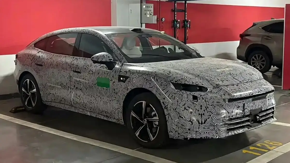 Des photos d'espionnage révèlent la prochaine berline hybride de MG avec LiDAR
