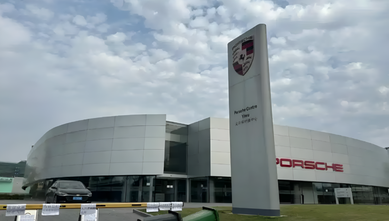 Des showrooms vides et des retards de dépôt ont frappé les concessionnaires Porsche et Volkswagen dans certaines régions de Chine ; Les ventes de Porsche 2025 en baisse de 26 %