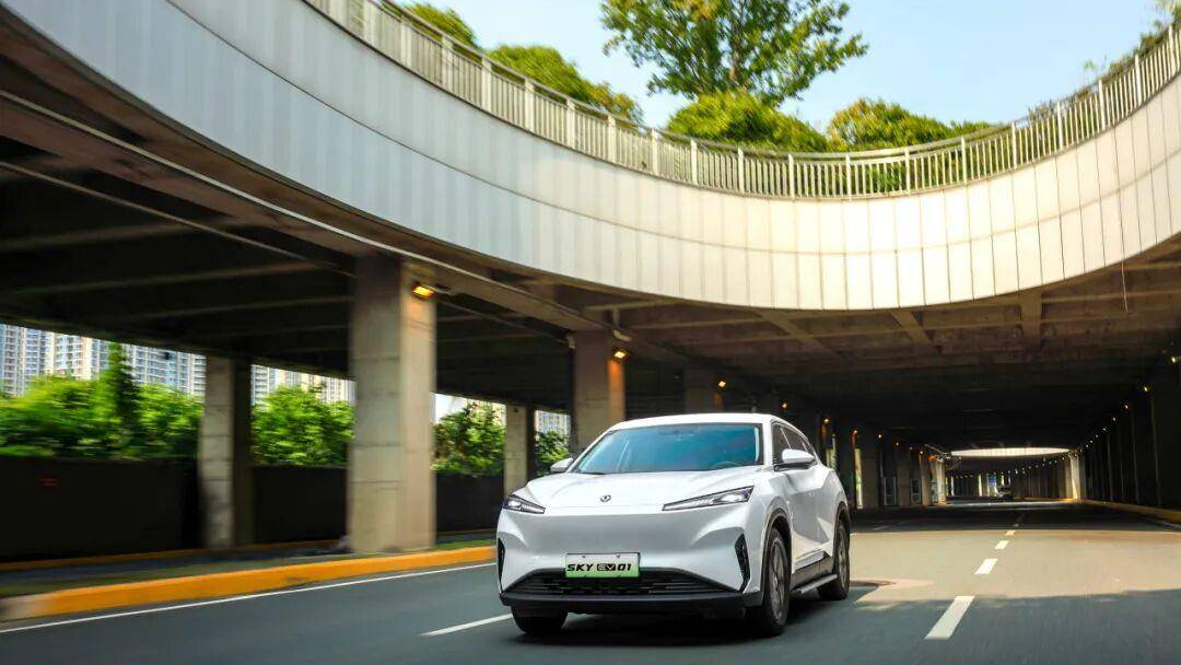 Dongfeng lance la première voiture particulière produite en série au monde dotée du propre système de navigation par satellite chinois
