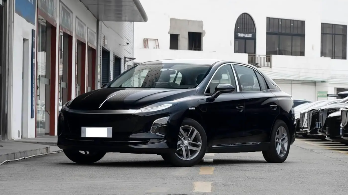 FAW dévoile l'édition Hongqi E-QM5 Battery Swap, à partir de 12 600 USD
