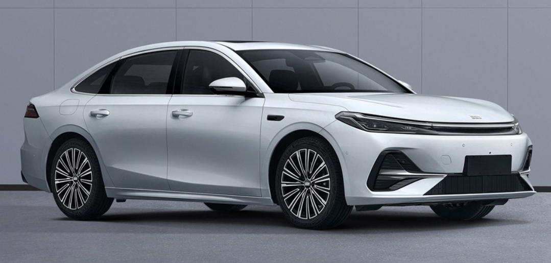 Geely Galaxy A7 PHEV avec une gamme «2 100 km +» exposée par le MIIT chinois