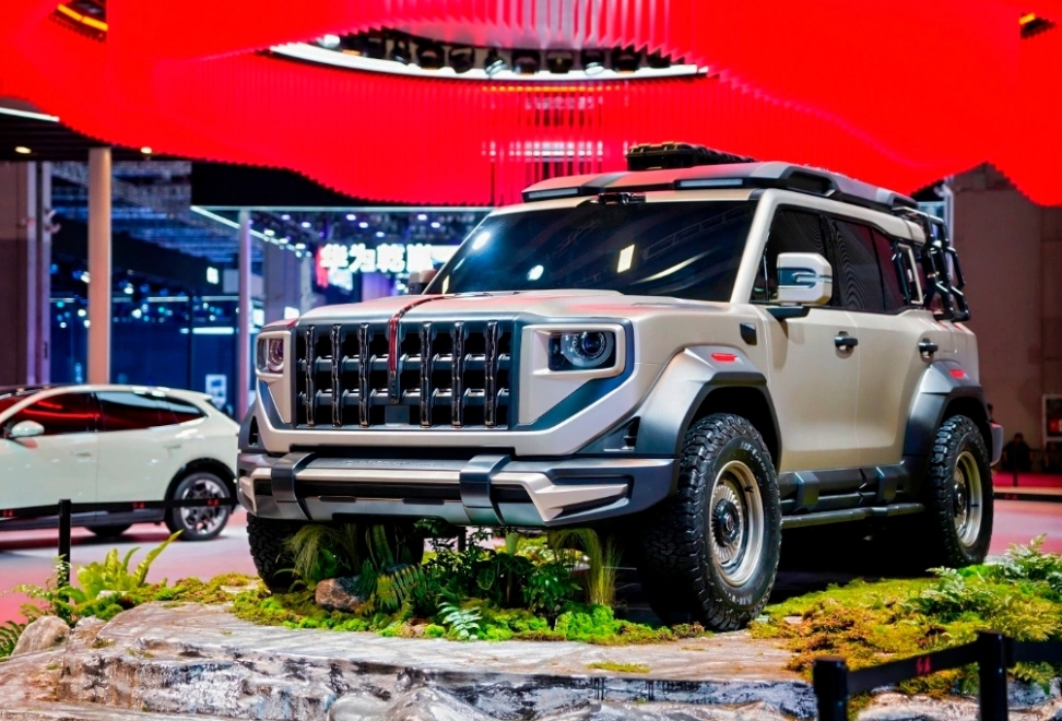 Hongqi joue une carte hors route avec un nouveau SUV hardcore à quatre moteurs au Shanghai Auto Show