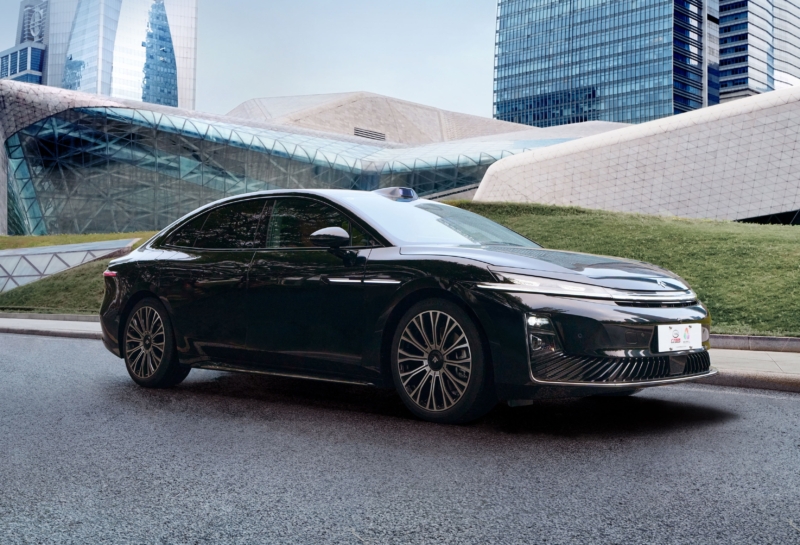 La berline phare EREV Hyptec A800 de GAC, en collaboration avec Huawei pour l'ADAS pour l'autoroute L3, est ouverte en précommande