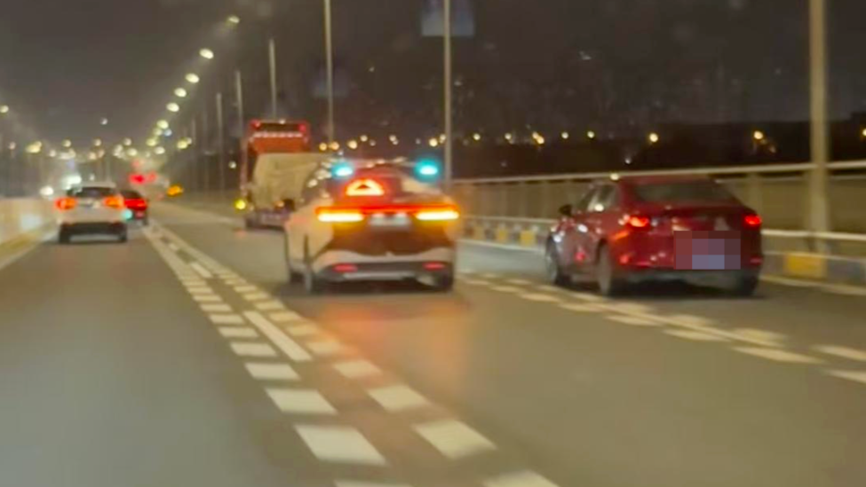 La flotte de robotaxis d'Apollo Go souffre d'une paralysie massive, bloquant les passagers sur les autoroutes surélevées de Wuhan