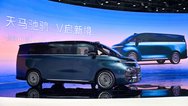 La mini-fourgonnette Geely Galaxy V900 a établi un record du monde Guinness car elle peut accueillir 42 personnes