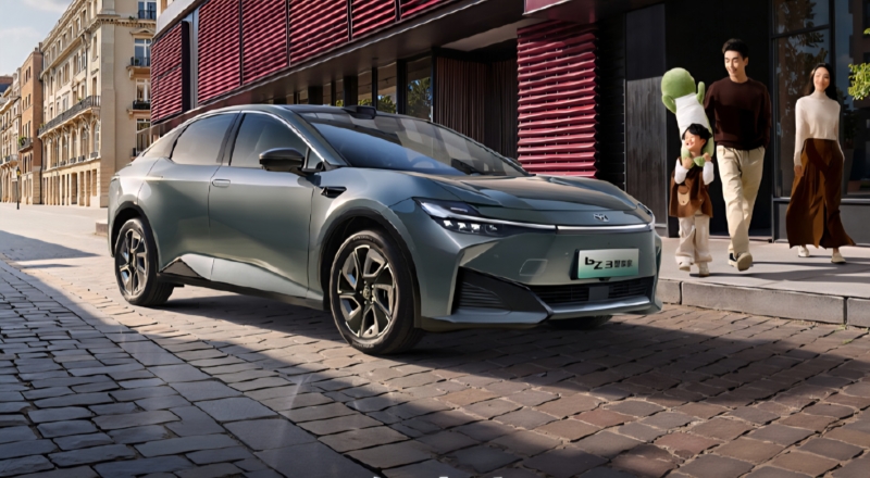 La nouvelle berline tout électrique FAW-Toyota bZ3 avec lidar, Momenta 5.0 ADAS et batterie BYD Blade lancée en Chine, commence à 15 700 USD