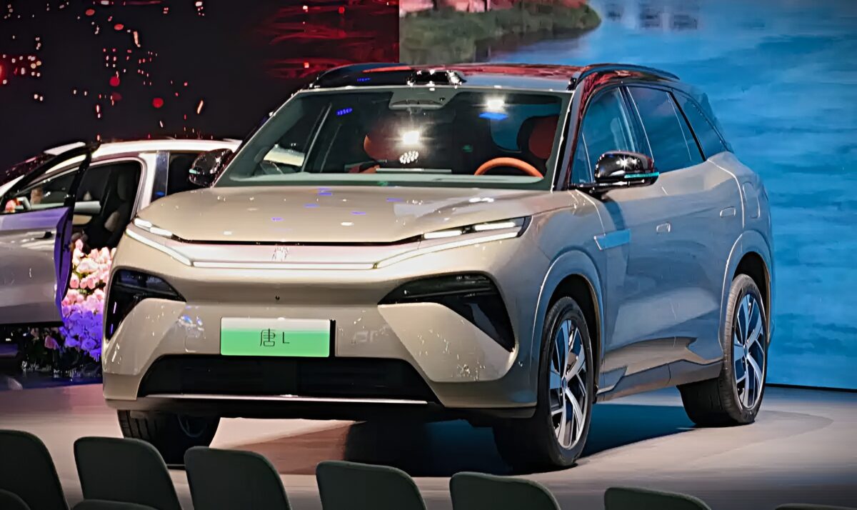 Lancement du BYD Atto 8 (Sealion 8) 2026 avec un 0 à 100 km/h en 3,9 secondes et une charge rapide de 1 000 kW, à partir de 30 250 USD en Chine