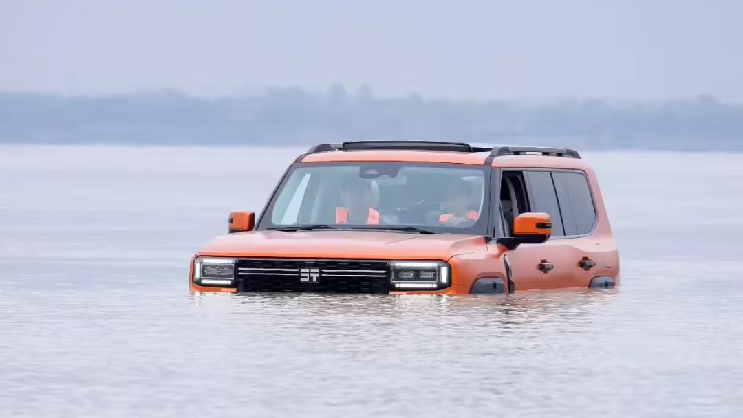 Le Jetour Zongheng G700 de Chery devient le premier SUV à traverser le fleuve Yangtze, large de 1,5 km.