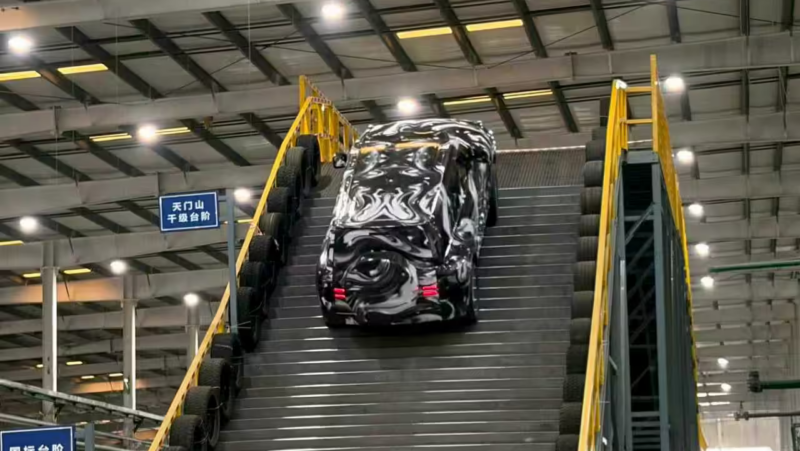 Le Yangwang U8 de BYD conquiert une ascension de montagne simulée en laboratoire dans une vidéo de test divulguée