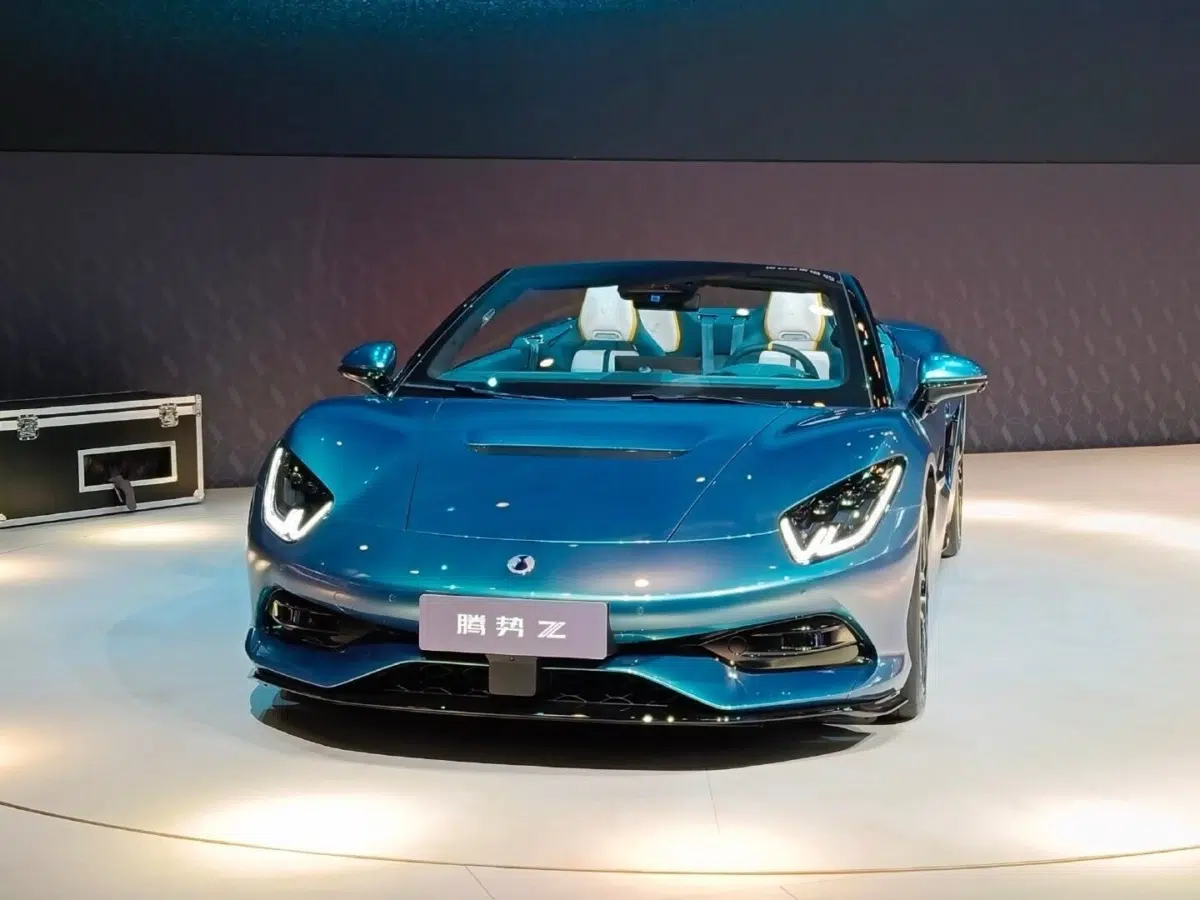 Le cabriolet Denza Z dévoilé à Pékin, les yeux tournés d'abord vers l'Europe avec le lancement mondial de Goodwood en juillet