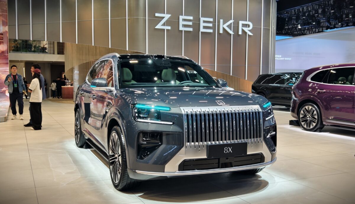 Le déploiement mondial de Zeekr 9X commence en juin, l'entrée en Europe étant prévue pour le quatrième trimestre 2026 ; 8X suit fin 2026