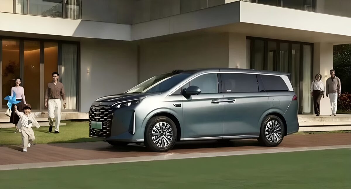 Le monospace BYD M9 2026 bénéficie du LiDAR et d'une autonomie EV de 218 km, lancé le 4 novembre en Chine