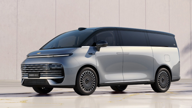 Le monospace Geely Galaxy V900 avec une autonomie combinée allant jusqu'à 1 220 km démarre en prévente à partir de 45 700 USD