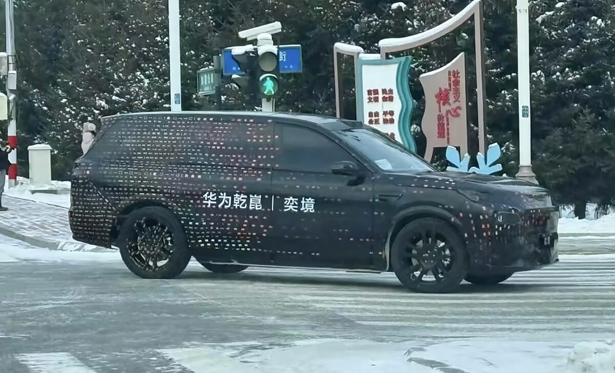 Le nouveau SUV pleine grandeur de Huawei développé avec Dongfeng espionné en cours d'essais hivernaux en Chine