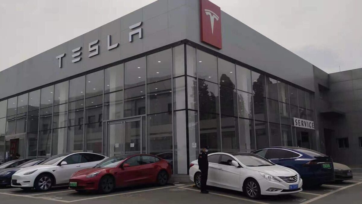 Le personnel des ventes de Tesla China travaille sans jours de congé dans des quarts de 13 heures pour lutter contre le déclin du marché