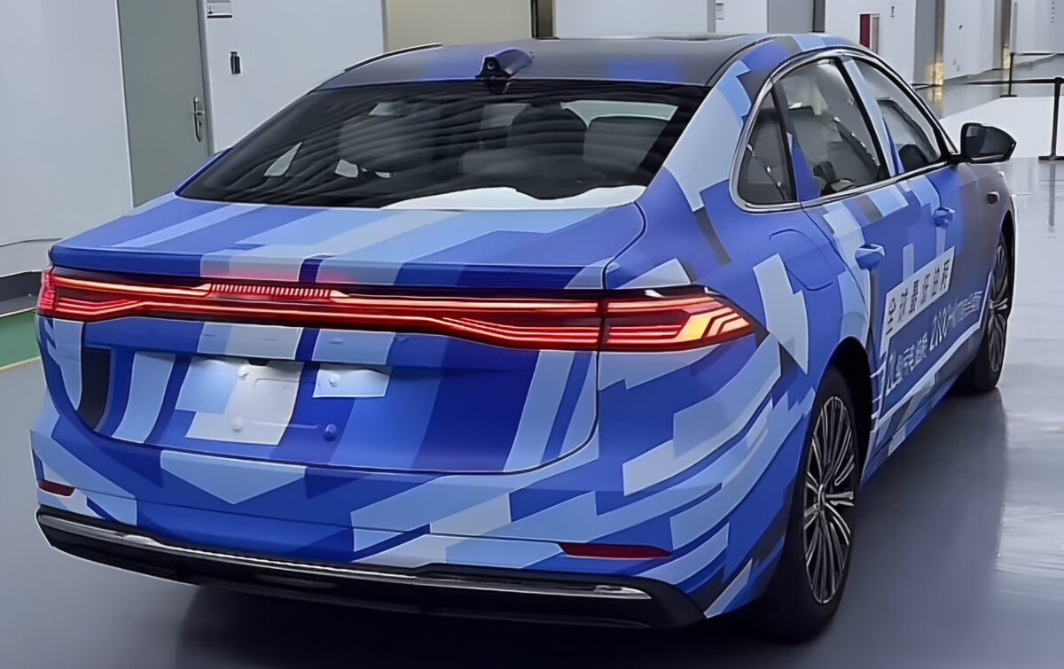 Les coups d'espionnage révèlent une berline hybride de 2 100 km de Geely - l'un des quatre NEV à venir en 2025