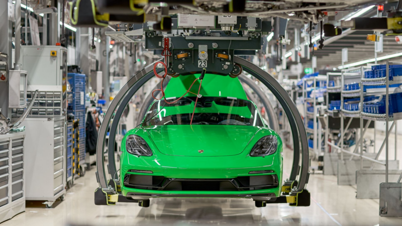 Les ventes de Porsche en Chine ont chuté de 26 % en 2025 à 42 000 unités en raison du ralentissement du secteur du luxe et de la concurrence locale des véhicules électriques haut de gamme qui s'intensifie.