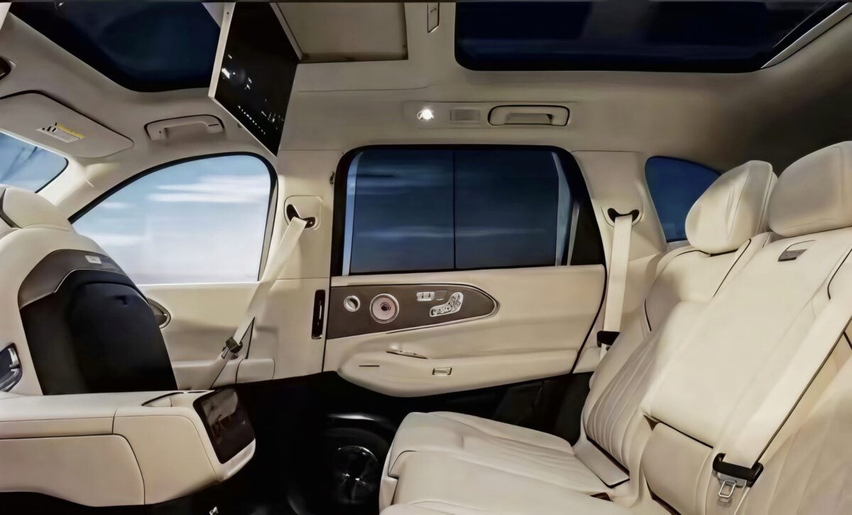 L'intérieur du Zeekr 8X a fui alors que le SUV de 5,1 mètres s'approche du lancement du premier trimestre 2026