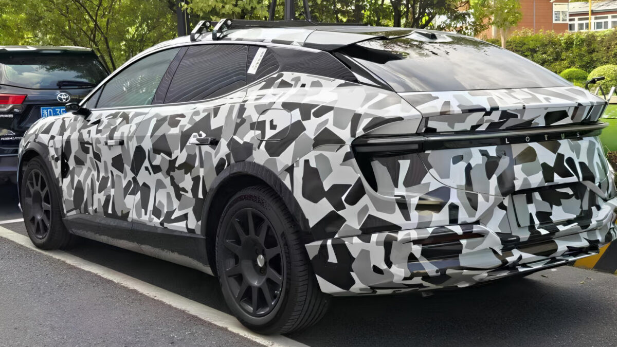 Lotus Eletre Phev a repéré en Chine alors que le constructeur automobile vise à faire la transition vers les hybrides