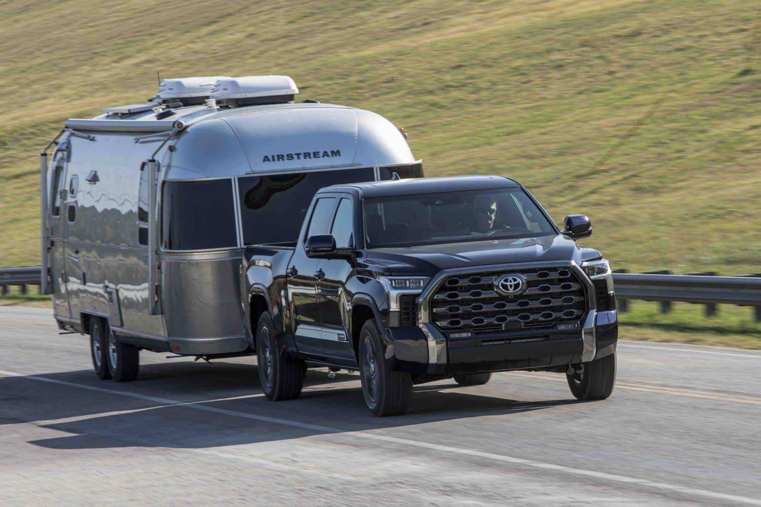Toyota Tundra 2024 : mises à niveau TRD, capacité de remorquage maximale, fonctionnalités technologiques intéressantes, groupe motopropulseur hybride et moteur hybride. Plus