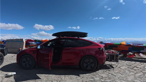 Un propriétaire de Tesla a modifié sa voiture en une version «à portée étendue»
