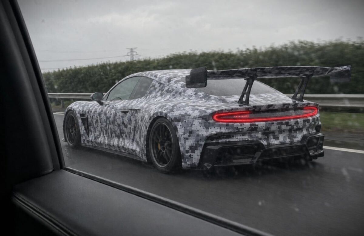 Une voiture de sport électrique à deux portes Xiaomi qui fuit présente une aile de piste en fibre de carbone
