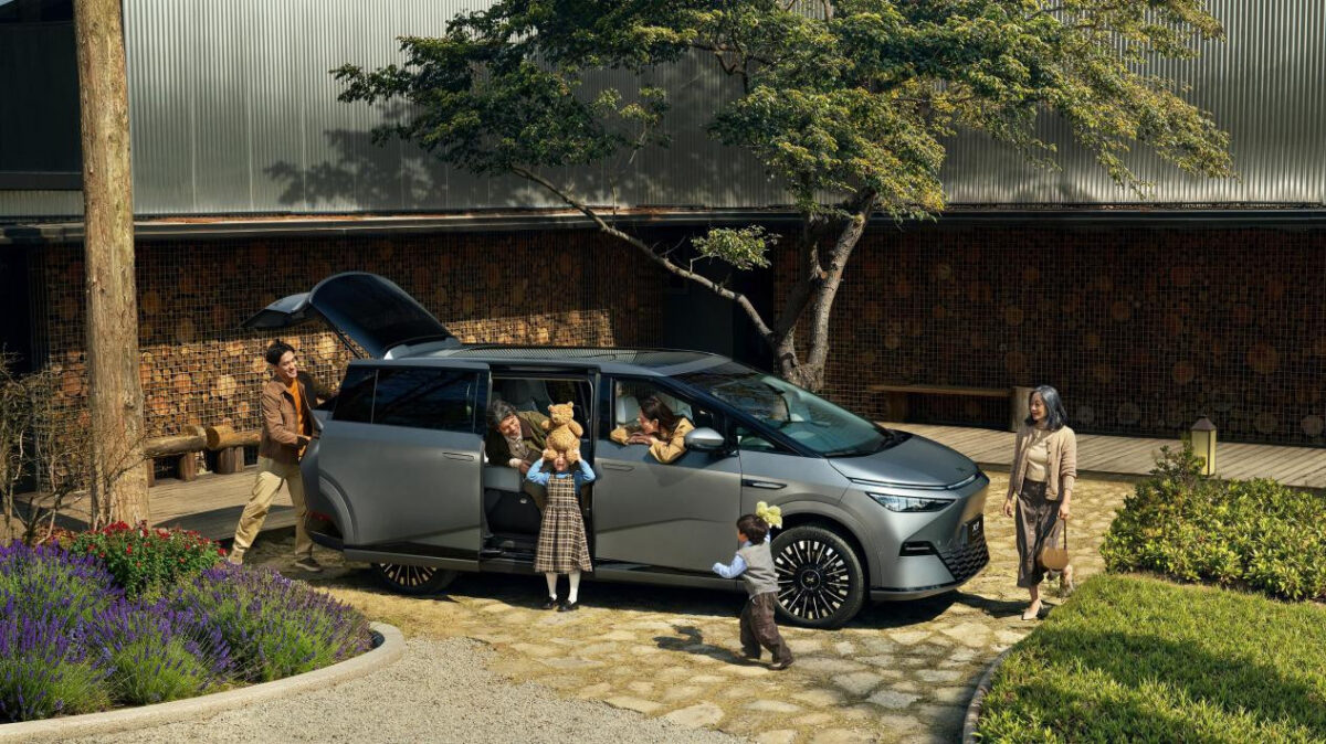 XPeng lance officiellement le MPV électrique du 2025 X9 à l'échelle mondiale à partir de 49 900 USD