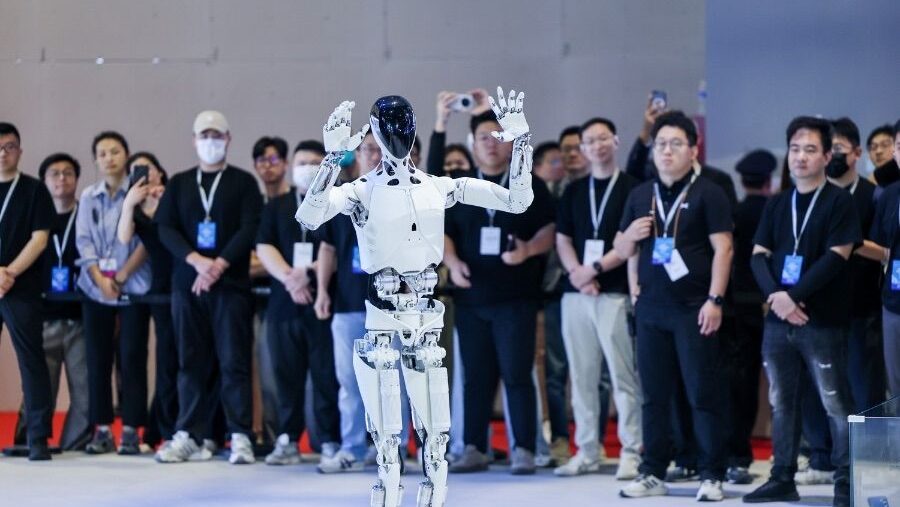 XPeng présente un robot humanoïde «fer» utilisé pour fabriquer ses véhicules