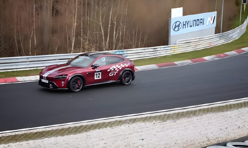 Xiaomi YU7 GT apparaît au Nürburgring sans déguisement avec de la peinture rouge, des décalcomanies GT, un aéro agressif