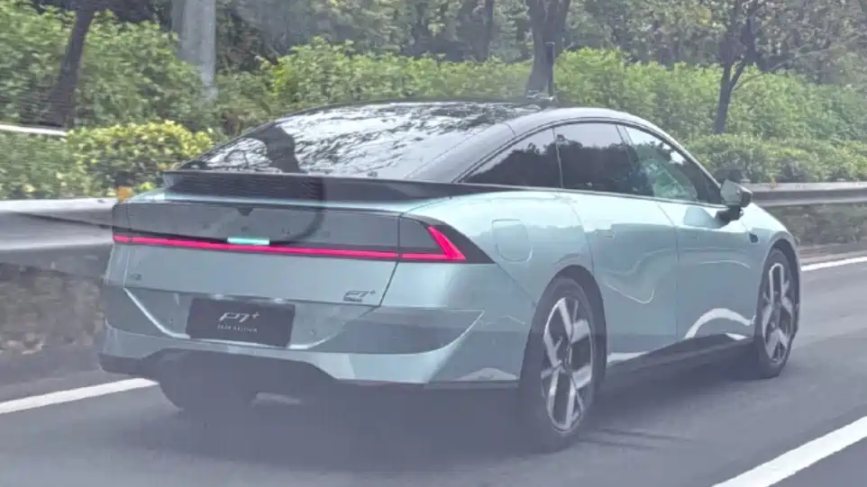 Xpeng P7+ EREV doté d'un nouveau design repéré dans la rue avant son lancement en 2026